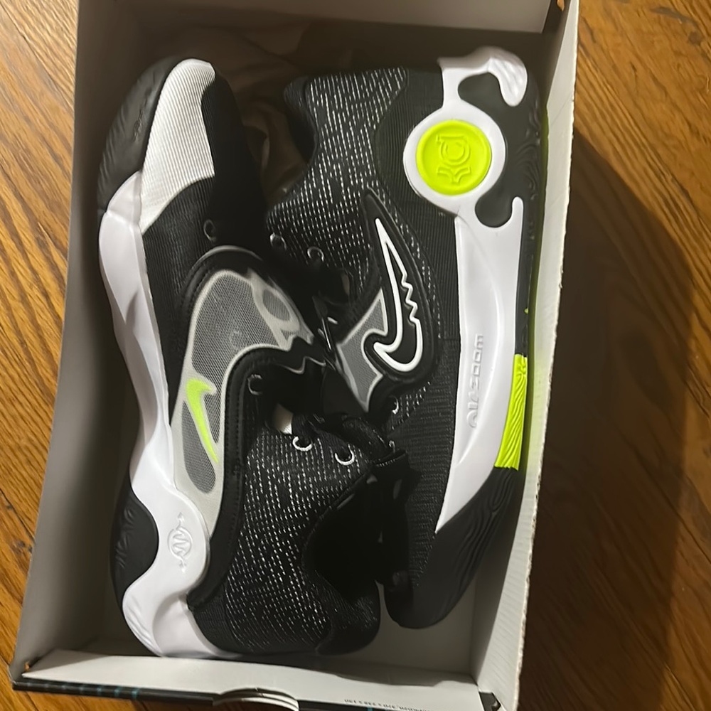 Nike mens Black and White Sneakers
Brand new in box never worn